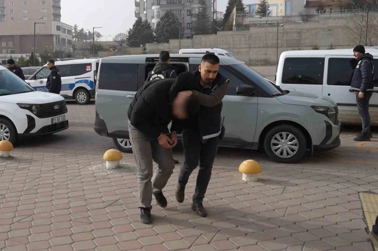 Kırıkkale&rsquo;de "kız meselesi" iddiasıyla &ccedil;ıkan silahlı kavgaya karışan 6 ş&uuml;pheli adliyede
