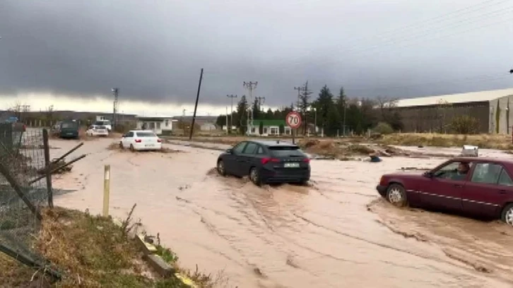 Kırıkkale’de sağanak hayatı felç etti: D200’de trafik kontrollü sağlanıyor
