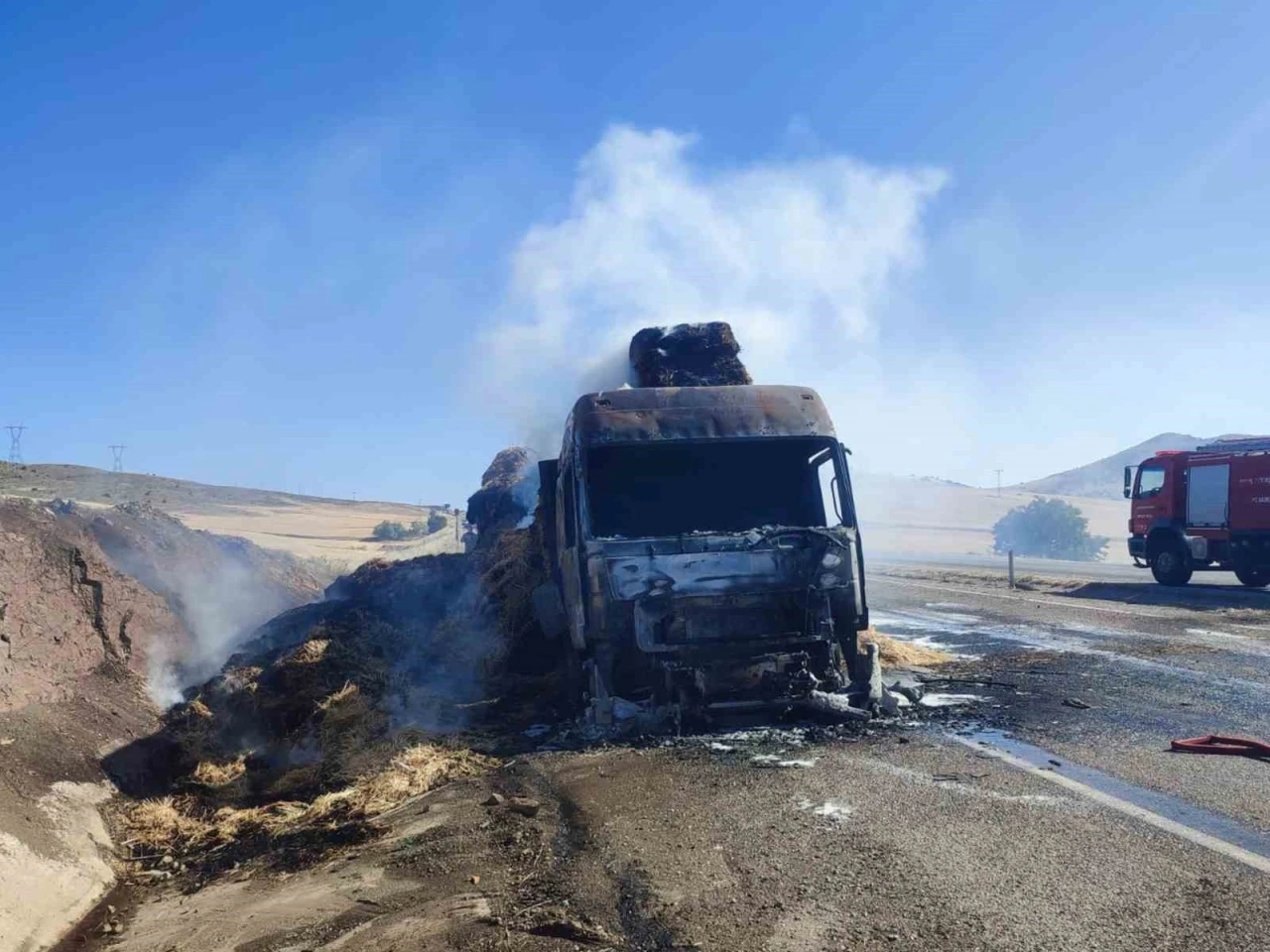 Kırıkkale’de saman balyası yüklü tır yandı
