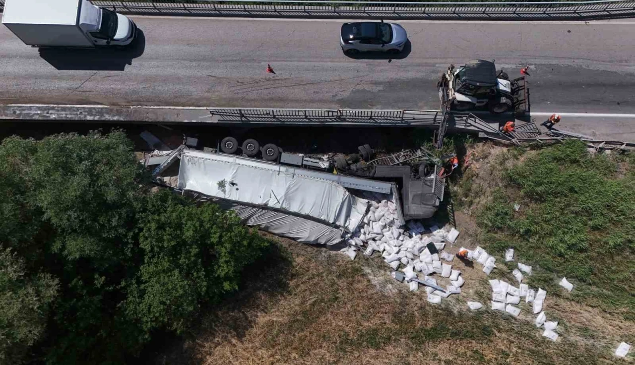 Kırıkkale’de un yüklü tır köprüden devrildi: 1 ağır yaralı
