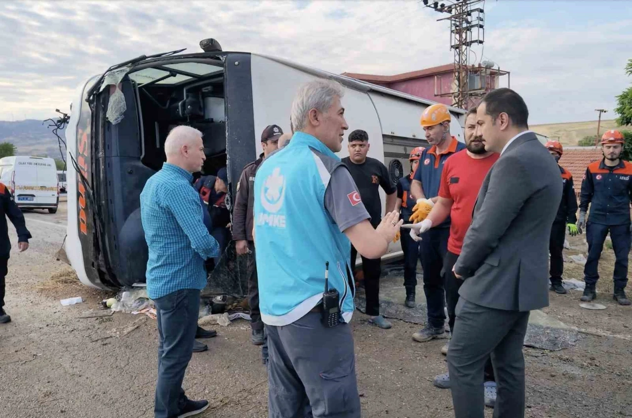 Kırıkkale&rsquo;de yolcu otob&uuml;s&uuml; devrildi: 3&rsquo;&uuml; ağır 41 yaralı
