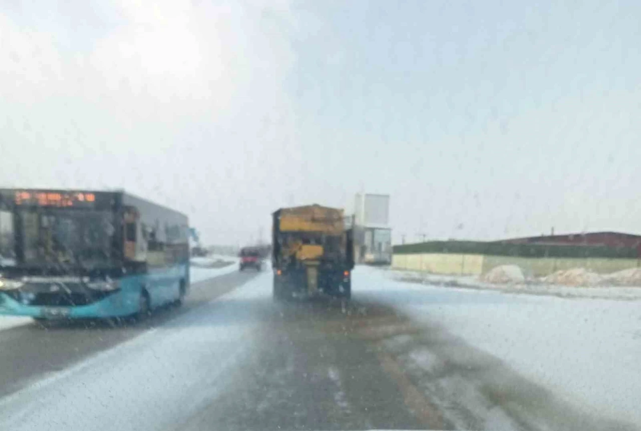 Kırıkkale&rsquo;de yollarda buzlanmaya karşı tuzlama &ccedil;alışması
