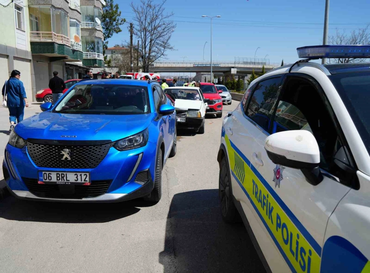 Kırıkkale’de zincirleme kazada anne ve 3 çocuğu yaralandı
