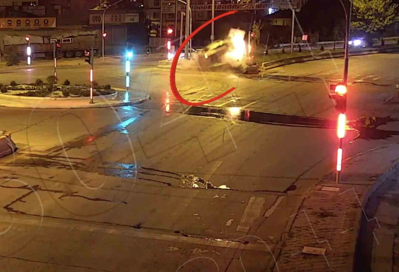 Kırıkkale’deki trafik kazaları kamerada: Kaza yapan otomobil yandı
