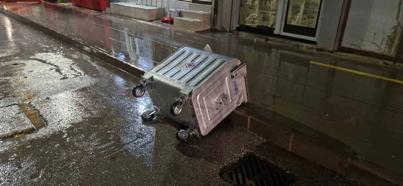 Kırıkkale ve &Ccedil;orum&rsquo;da yağmur ve kuvvetli r&uuml;zgar etkili oldu
