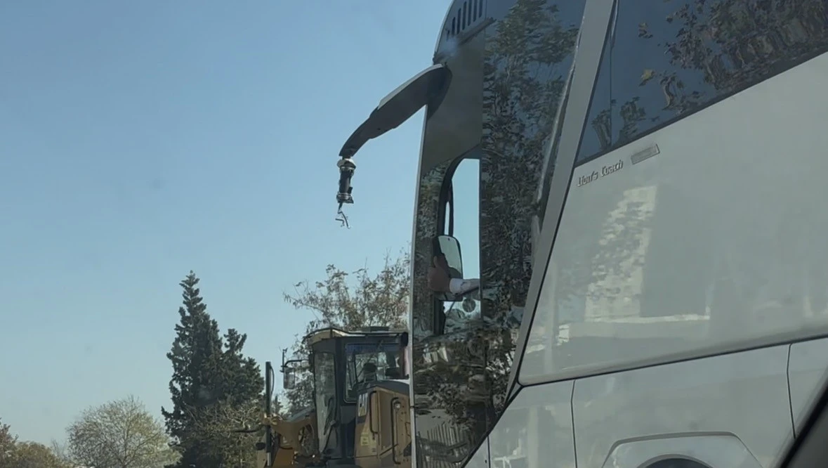 Kırılan aynayı eliyle tutup yolculuğa devam etti
