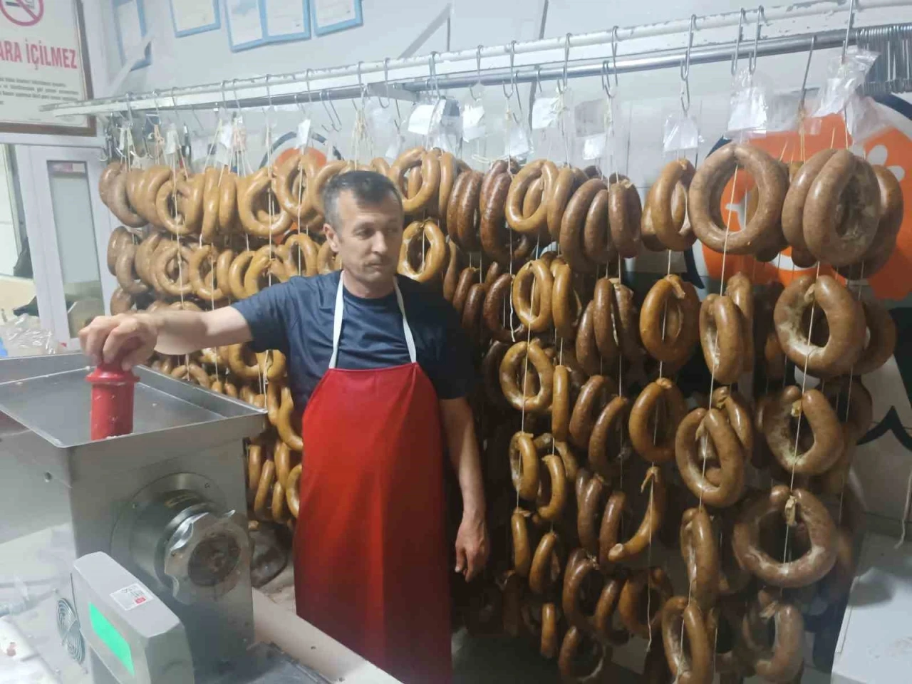 Kırka’da kurban etleri sucuk oluyor
