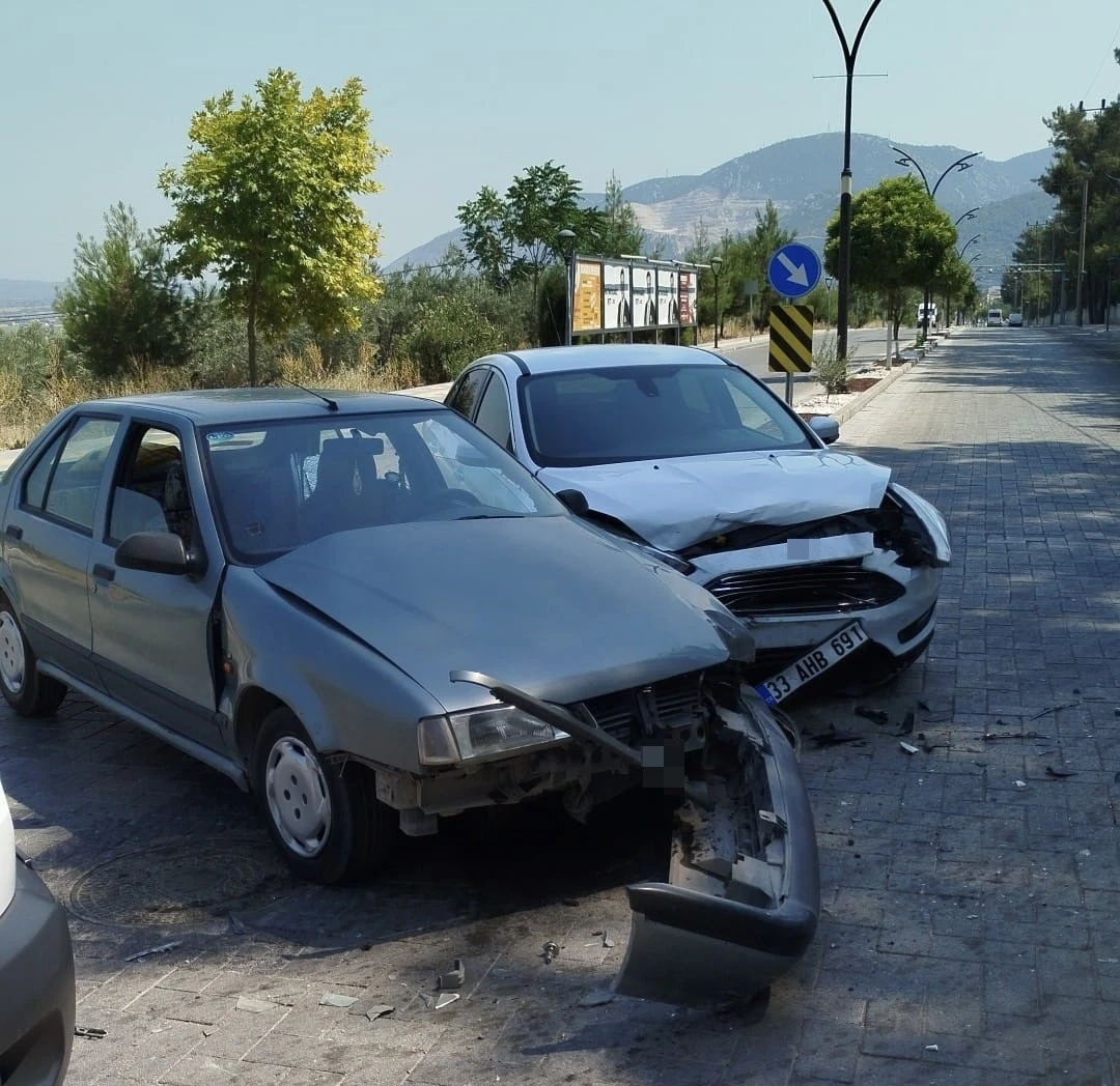 Kırkağaç’ta iki otomobil çarpıştı: 2 yaralı
