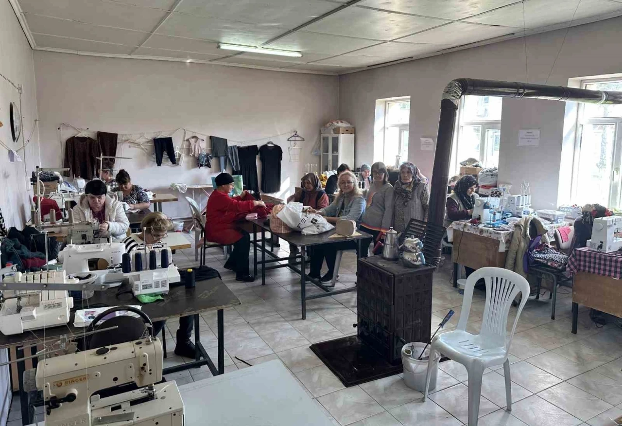 Kırkkepenekli’de kadınlar dikişle üretime katılıyor
