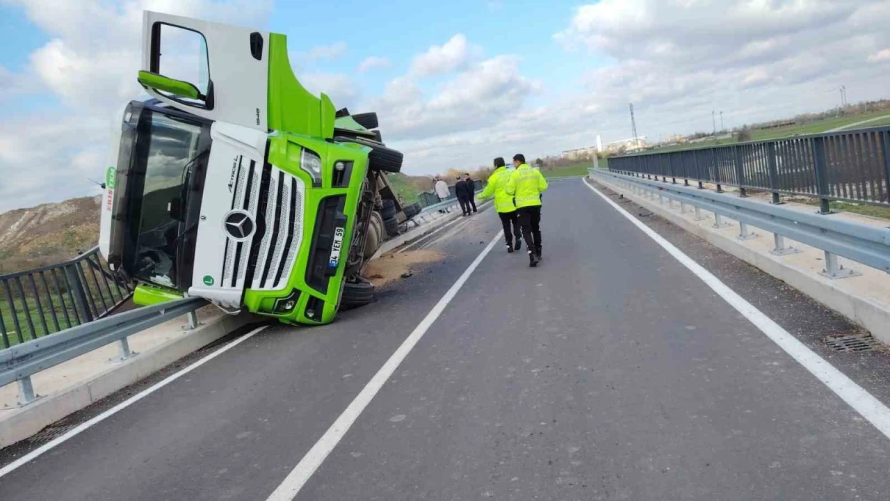 Kırklareli’de yem yüklü tır köprüde devrildi
