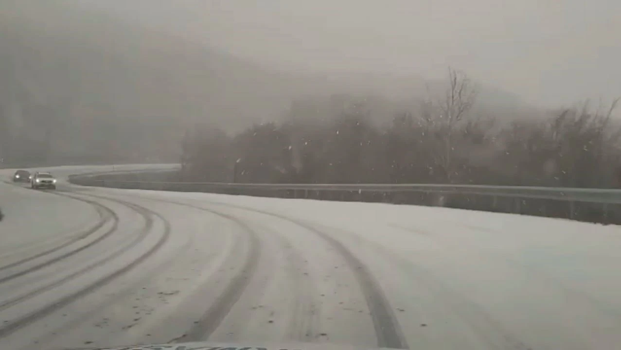 Kırklareli Mahyadağı b&ouml;lgesinde kar yağışı: Yol trafiğe a&ccedil;ık
