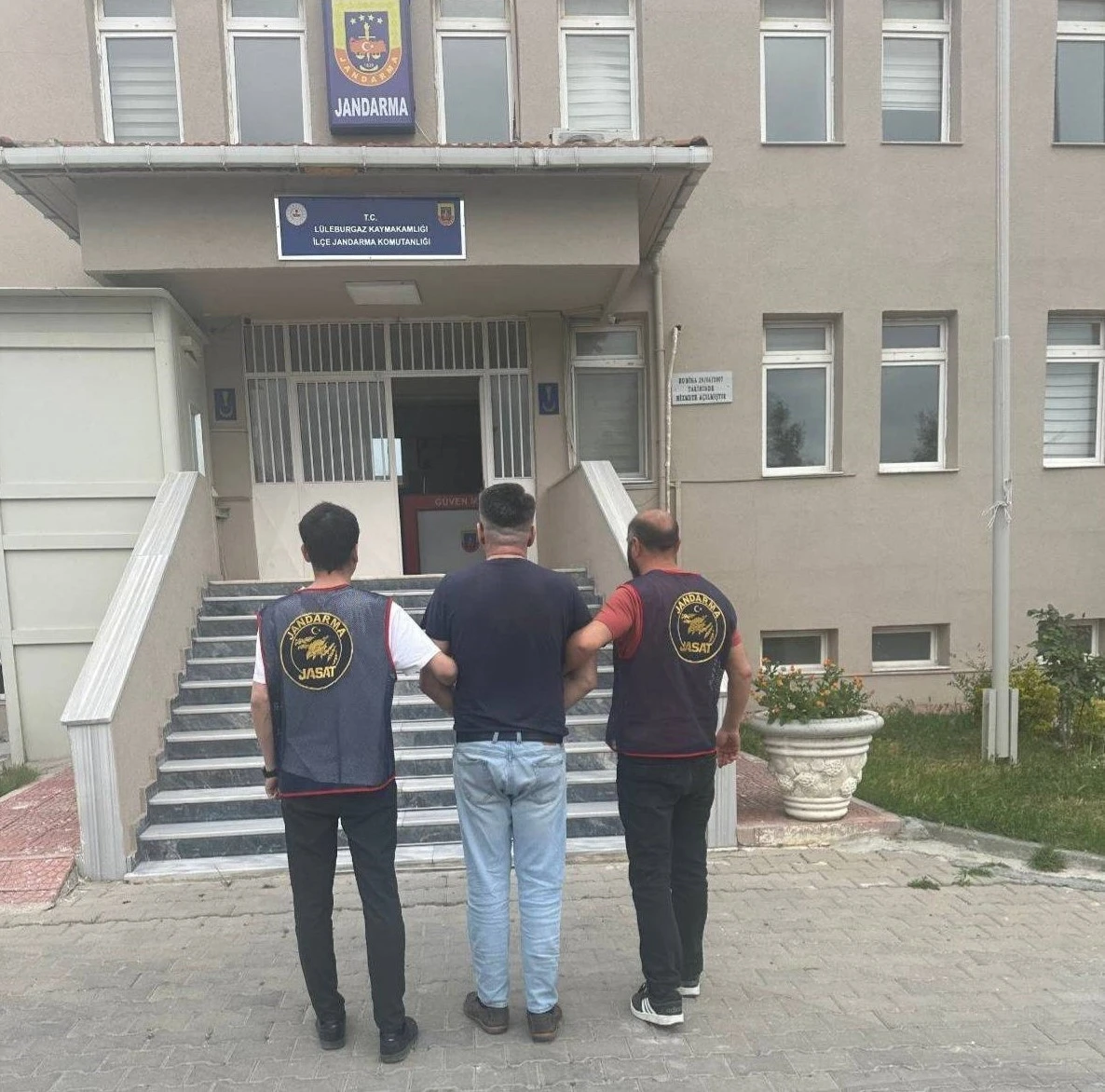Kırklareli’nde 5 ayrı suçtan 23 yıl 11 ay hapis cezası ile aranan hükümlü yakalandı
