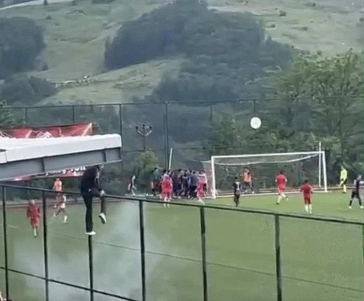 Kırklareli’nde amatör maçta futbolcular birbirine girdi
