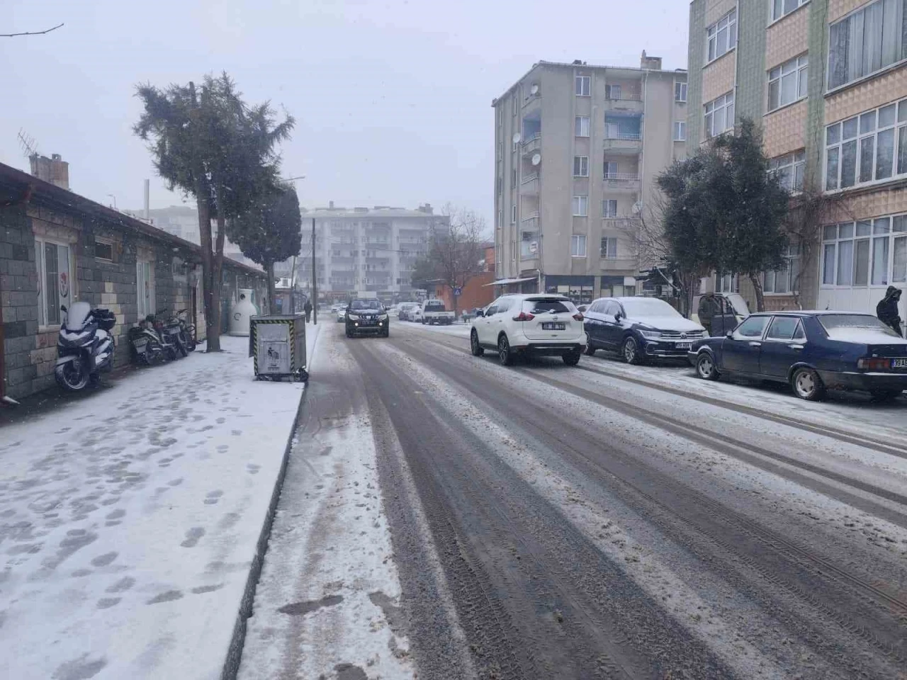 Kırklareli&rsquo;nde kar yağışı etkisini arttırdı
