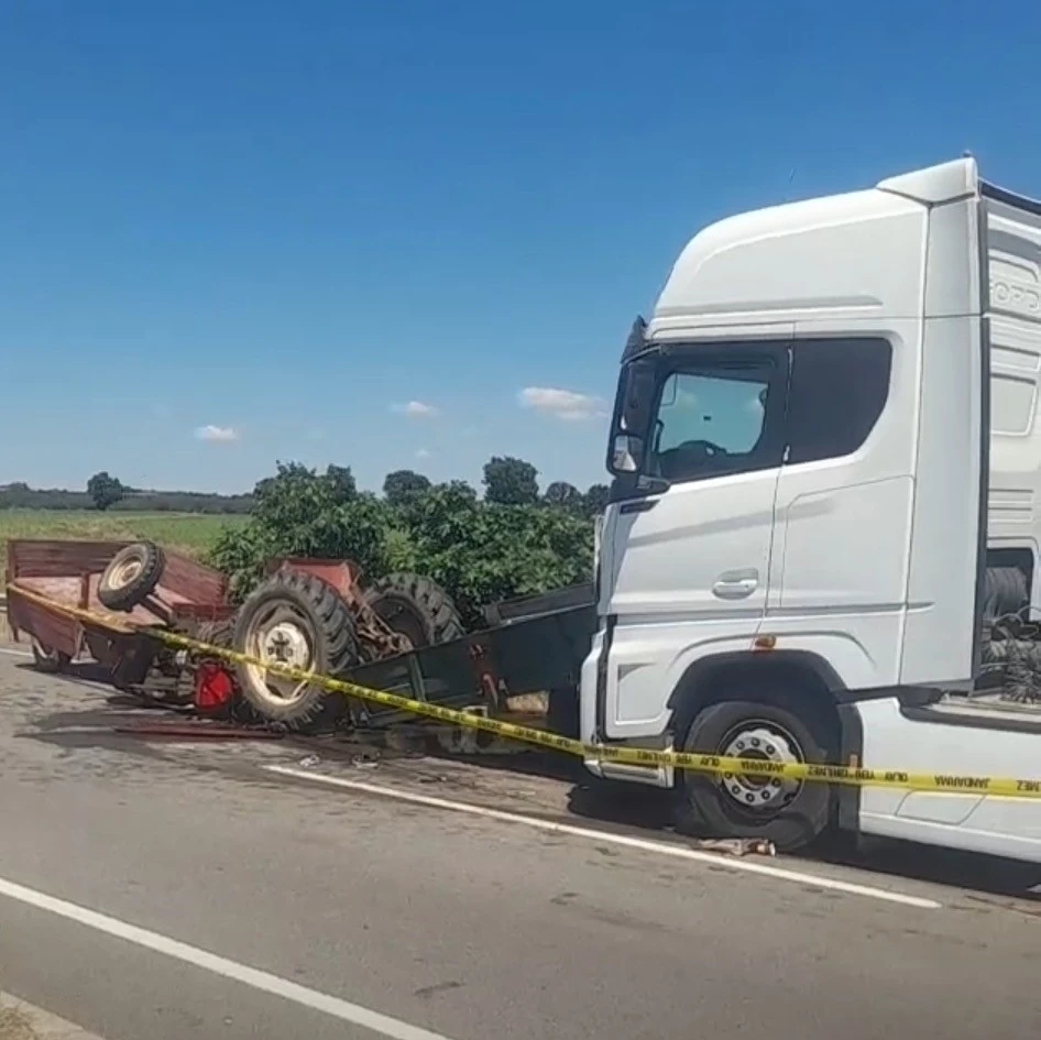 Kırklareli&rsquo;nde tırın &ccedil;arptığı trakt&ouml;r&uuml;n s&uuml;r&uuml;c&uuml;s&uuml; hayatını kaybetti

