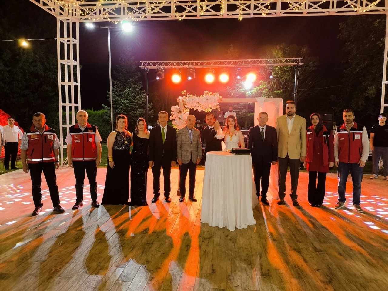 Kırklareli Valisi Turan, &quot;Evlenecek Gençlerin Desteklenmesi&quot; projesinden yararlanan çiftin nikah şahidi oldu
