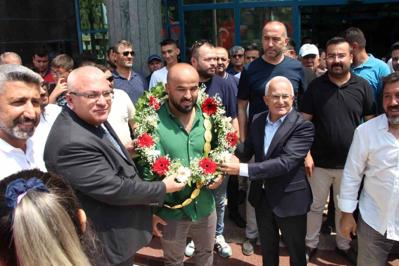 Kırkpınar Başpehlivanı Orhan Okulu baba ocağında coşku ile karşılandı
