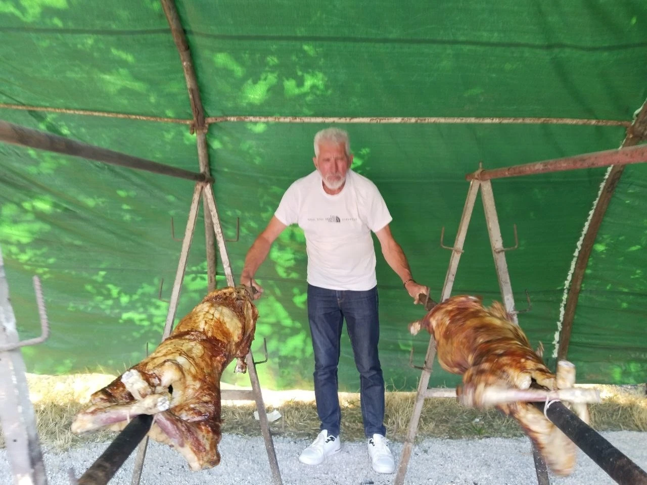 Kırkpınar’ın geleneksel lezzeti kuzu çevirme Sarayiçi’ndeki yerini aldı
