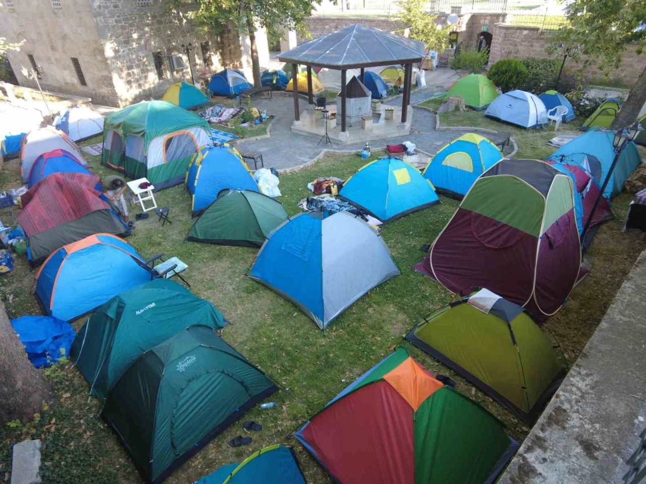Kırkpınar sevdalıları otellerde yer bulamayınca parklara çadır kurdu
