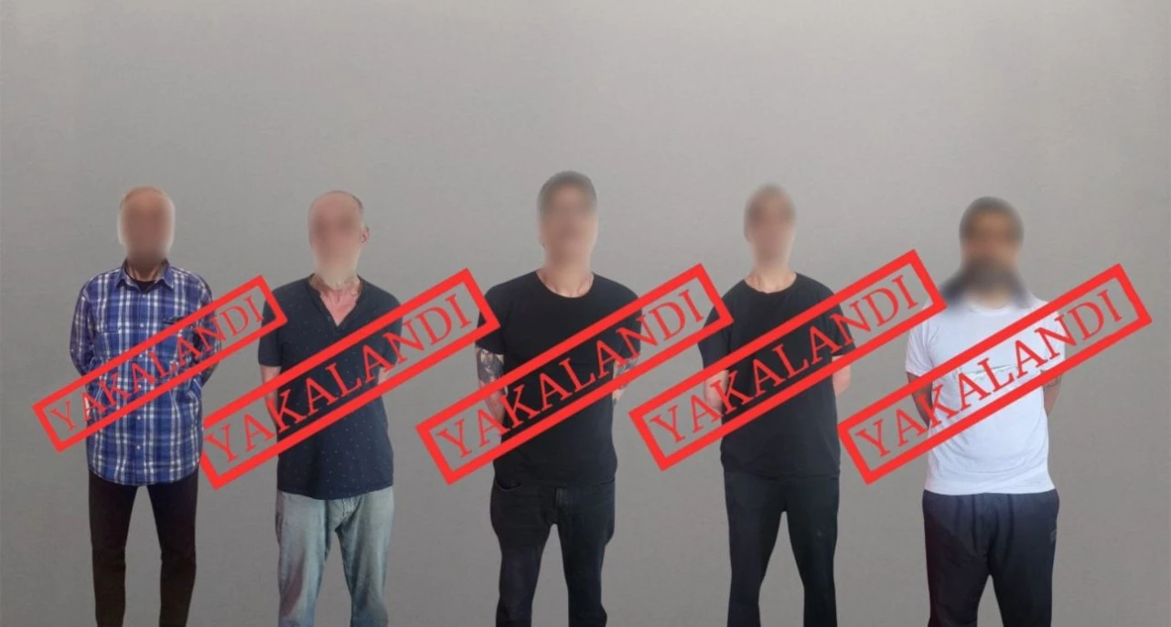 Kırmızı bültenle aranan 5 suçlu Türkiye’ye iade edildi