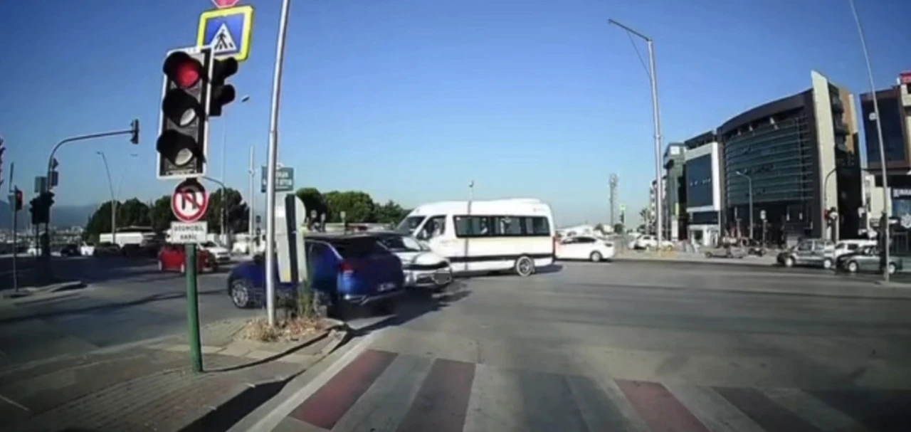 Kırmızı ışık ihlali kazaya neden oldu
