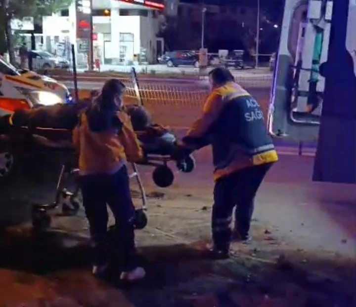 Kırmızı ışık ihlali yapan mikser ortalığı savaş alanına &ccedil;evirdi; 5 yaralı
