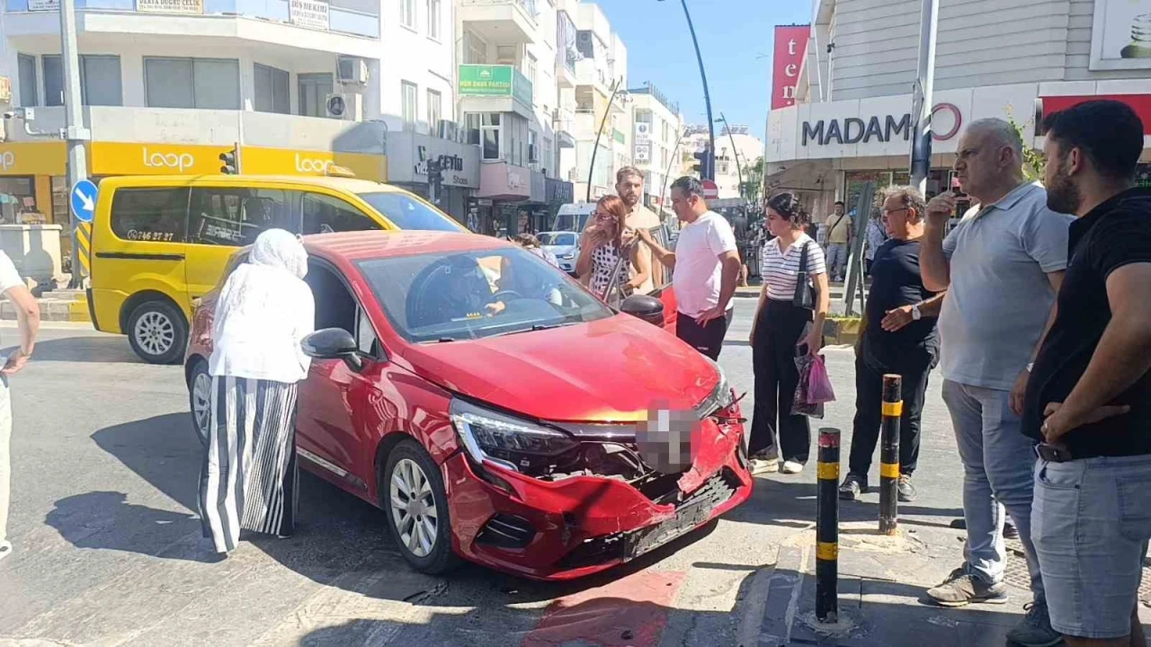 Kırmızı ışık ihlali yapan otomobil kamyonetle &ccedil;arpıştı
