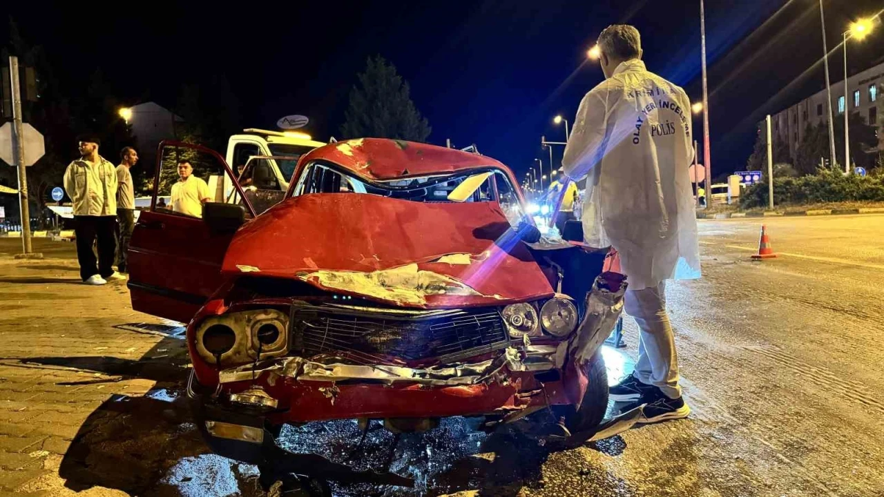 Kırmızı ışık ihlali yapıp motosiklete &ccedil;arpan s&uuml;r&uuml;c&uuml;ye 51 bin TL ceza kesildi
