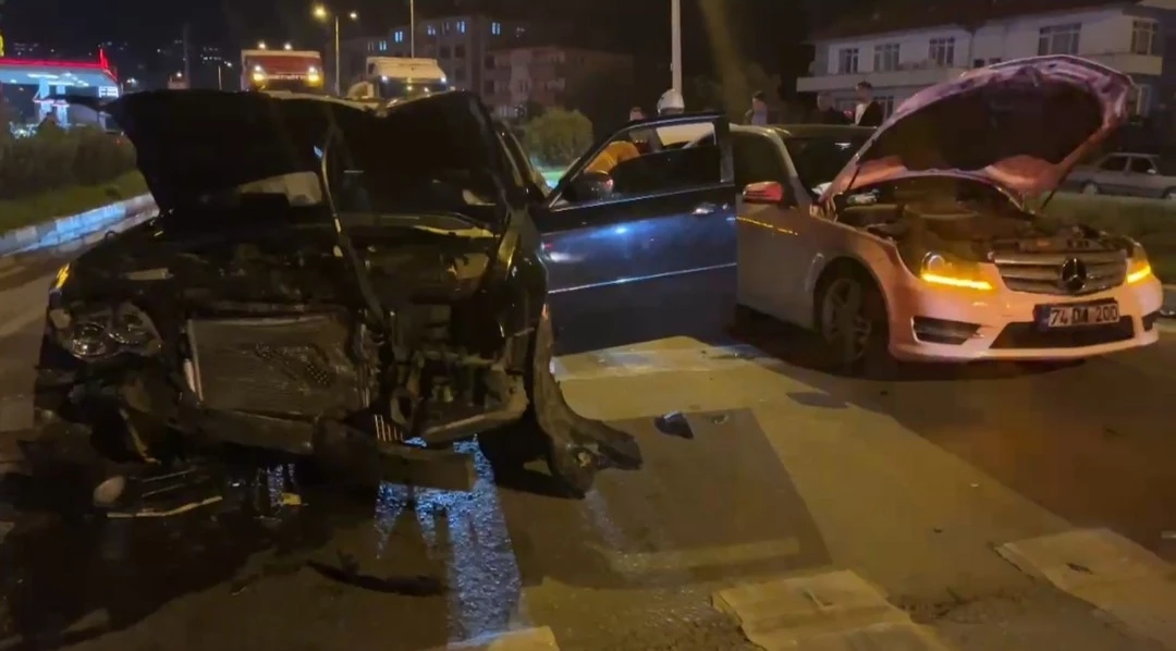 Kırmızı ışıkta bekleyen araca çarptı, otomobilinden inerek koşarak kaçtı
