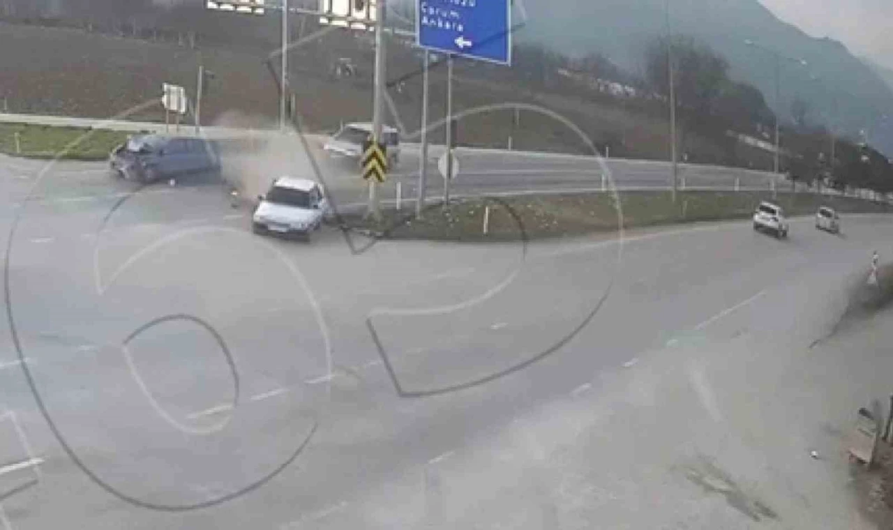 Kırmızı ışıkta bekleyen otomobile arkadan otomobil &ccedil;arptı: Kaza anı kamerada
