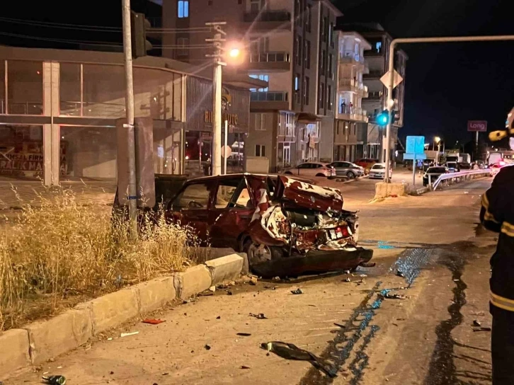 Kırmızı ışıkta bekleyen otomobile kamyon çarptı: 2 kişi yaralandı, yol trafiğe kapatıldı
