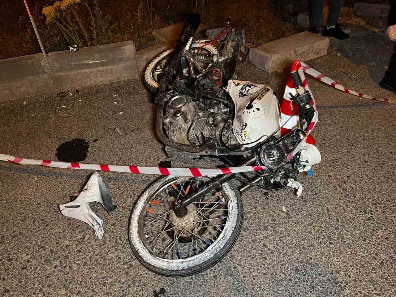 Kırmızı ışıkta geçen motosiklet sürücüsü minibüse çarptı: 1 ölü
