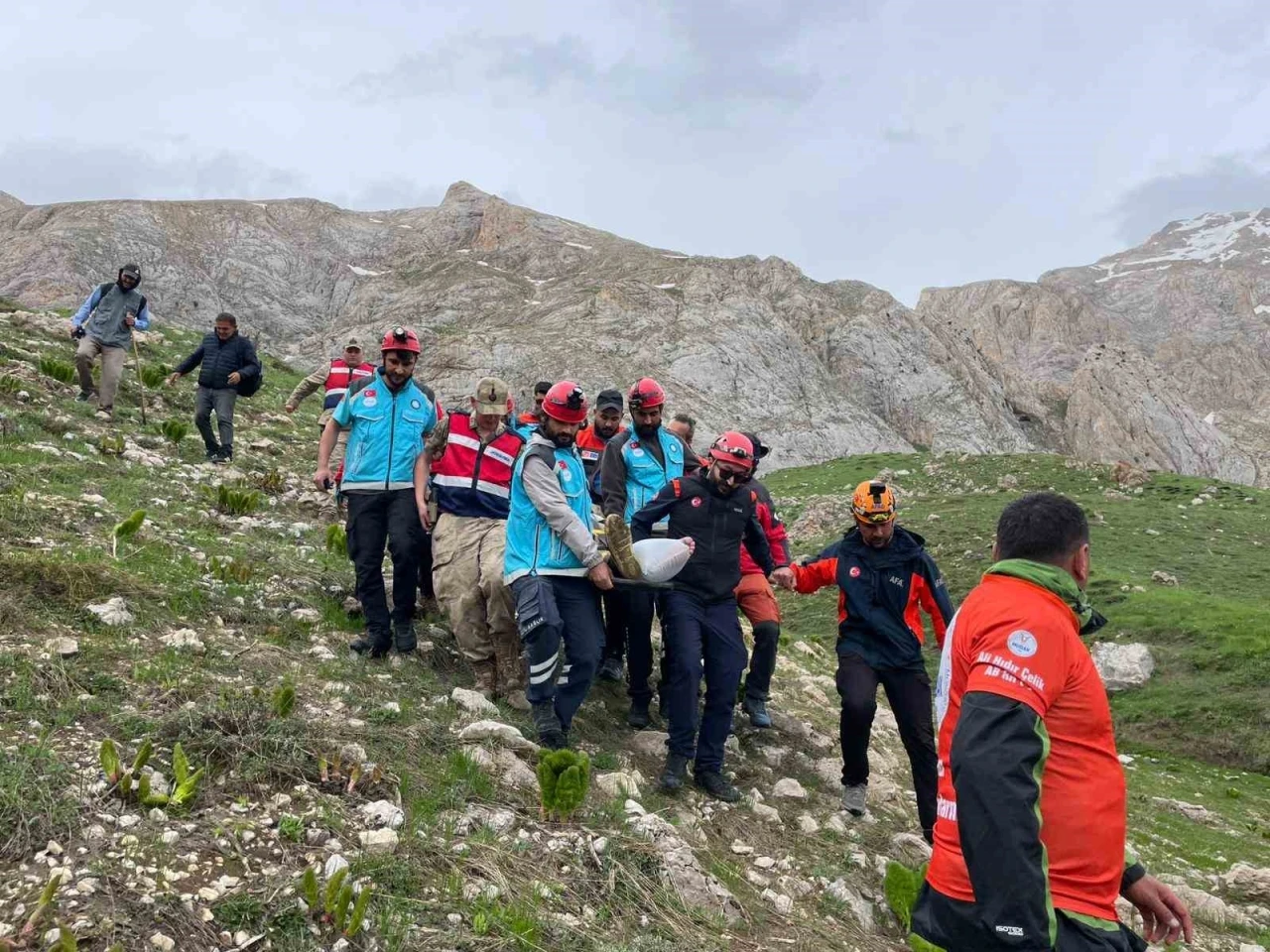 Kırsalda d&uuml;şerek bacağını kıran şahıs 5 saatlik &ccedil;alışmayla kurtarıldı
