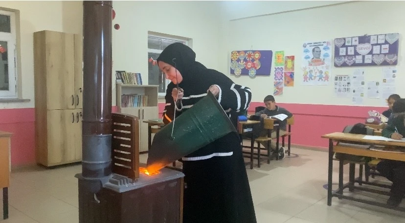 Kırsalın iki kadın öğretmeni zorluklara rağmen eğitimi omuzluyor
