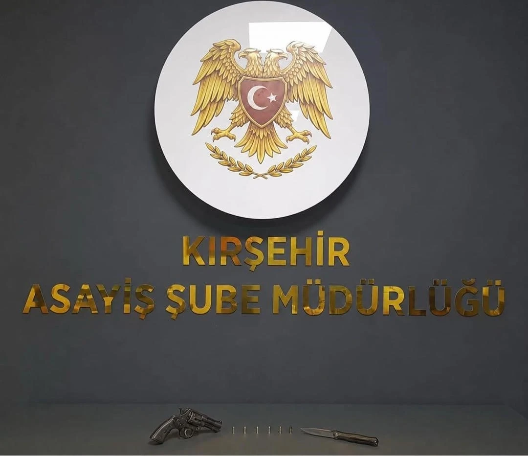 Kırşehir&rsquo;de denetimlerde silah ve kesici alet ele ge&ccedil;irildi
