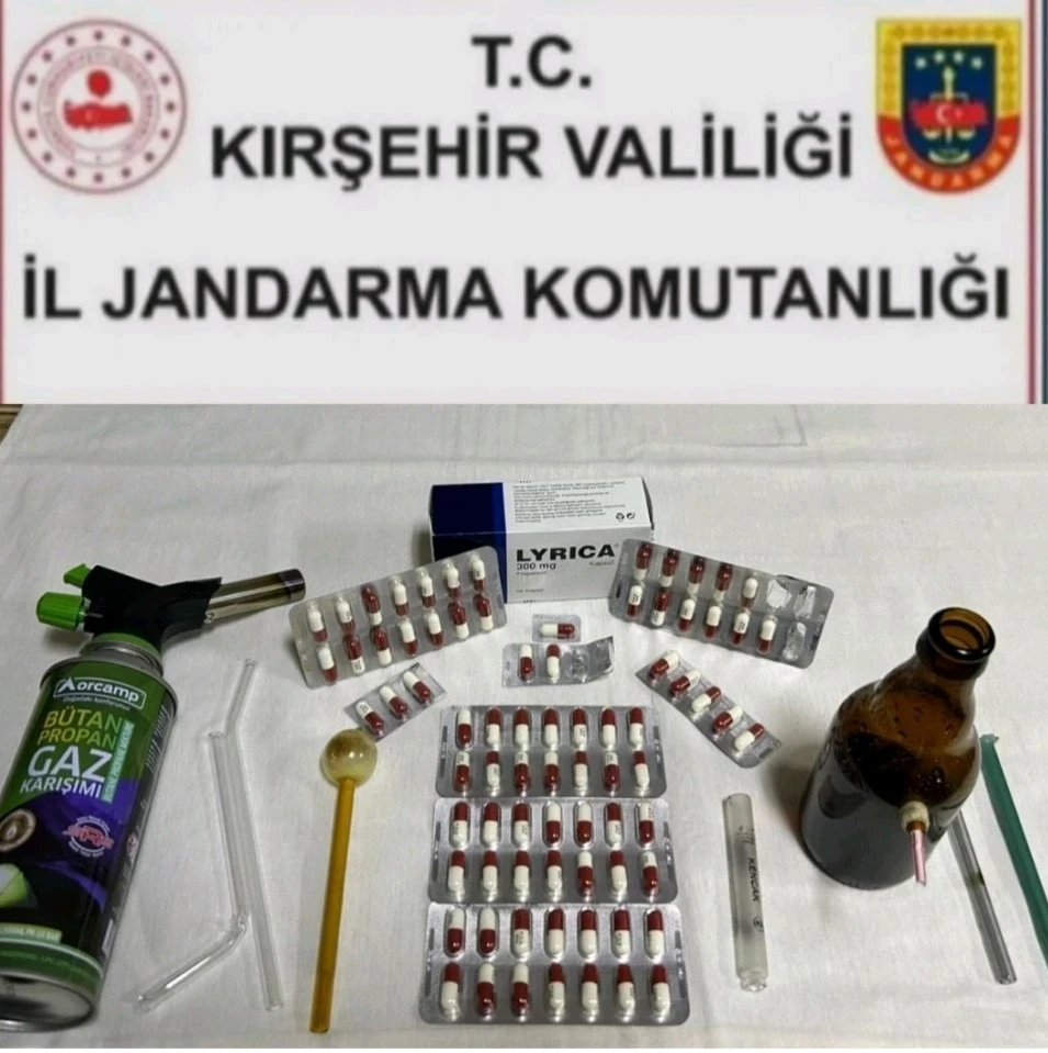 Kırşehir’de jandarma yol kontrolünde uyuşturucu hap ele geçirdi

