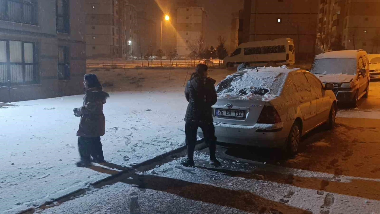 Kırşehir&rsquo;de kar yağışı başladı, &ccedil;ocuklar kendini dışarı attı
