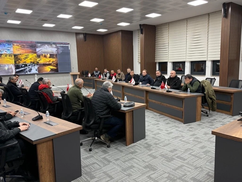 Kırşehir&rsquo;de kar yağışı ile birlikte d&ouml;rt k&ouml;yde elektrik kesintisi
