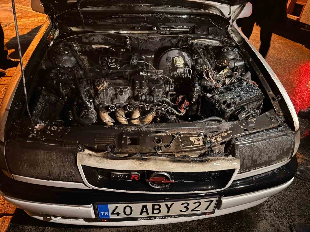 Kırşehir&rsquo;de park halindeki otomobil alevlere teslim oldu
