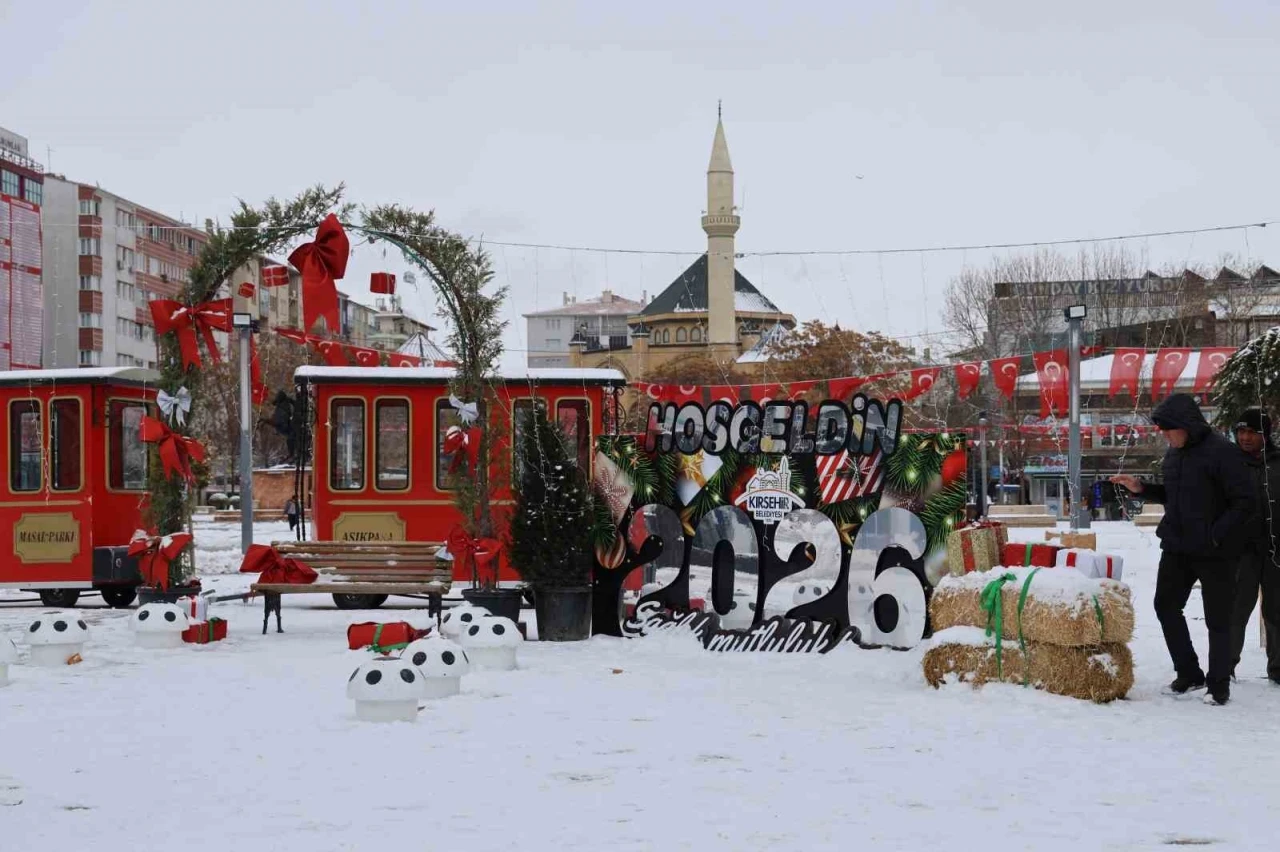 Kırşehir&rsquo;de yeni yılın ilk g&uuml;n&uuml; meydan soğuk havaya teslim oldu
