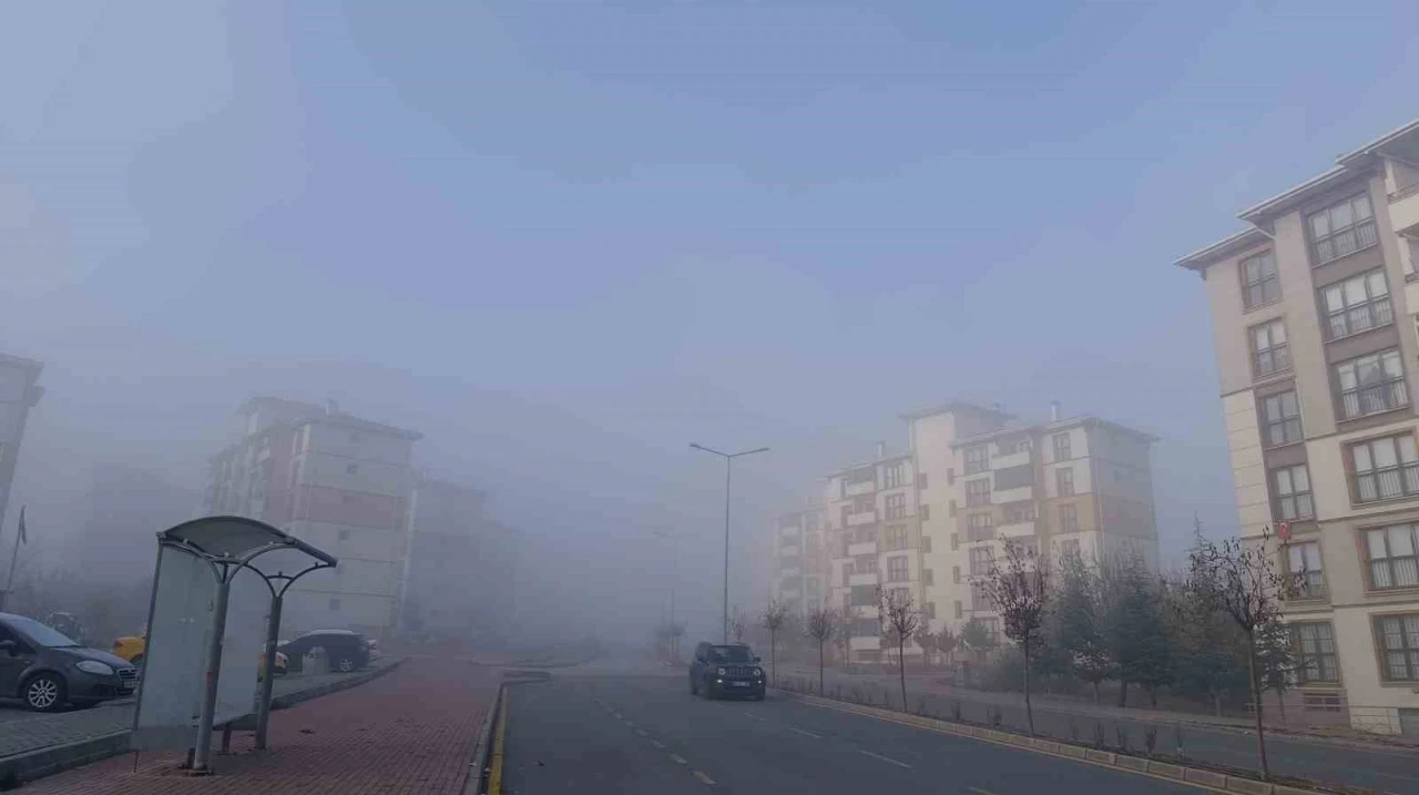 Kırşehirliler güne sisli bir havada uyandı
