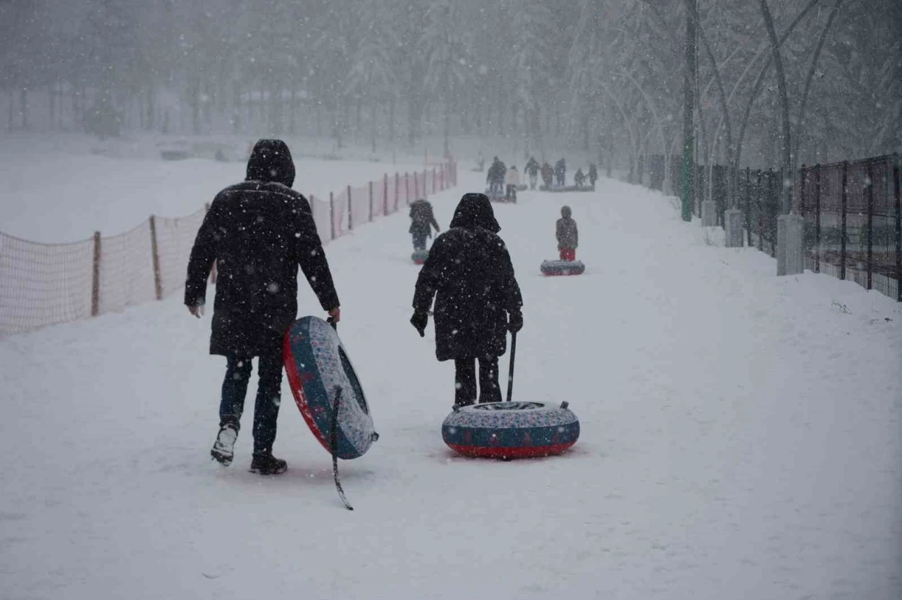 Kış turizminin g&ouml;zdesi Kartepe&rsquo;de kar sevinci
