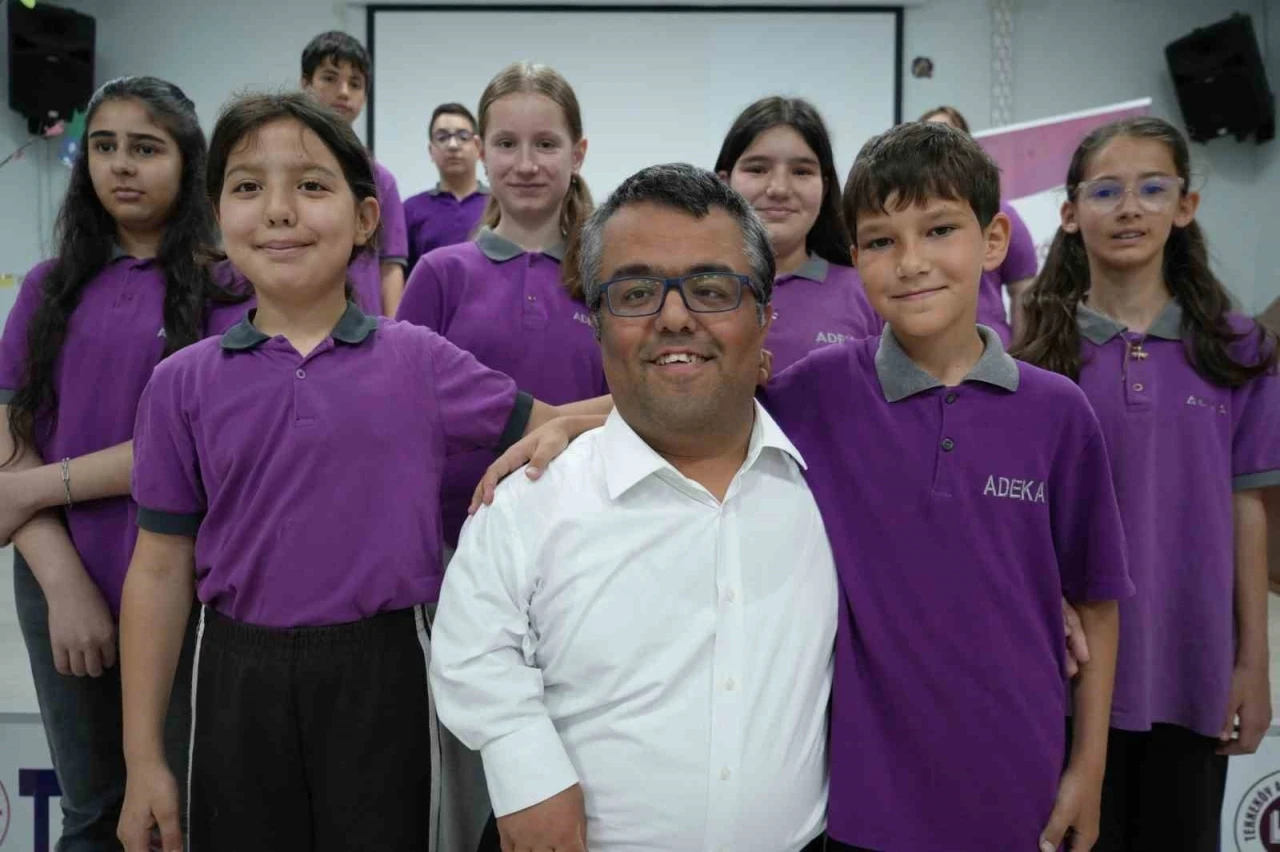 Kısa boyu nedeniyle zorbalık g&ouml;rd&uuml;, yaşadıklarını &ouml;ğrencilerle paylaşıyor
