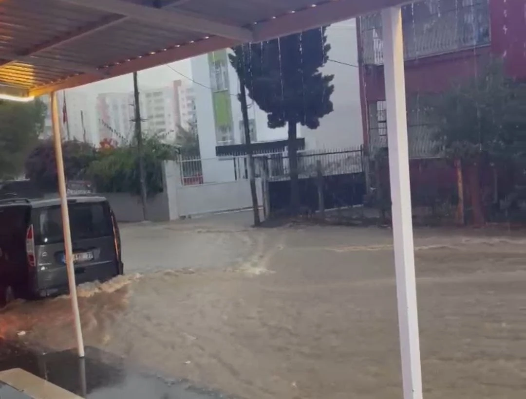 Kısa süreli yağmur yolları nehre çevirdi
