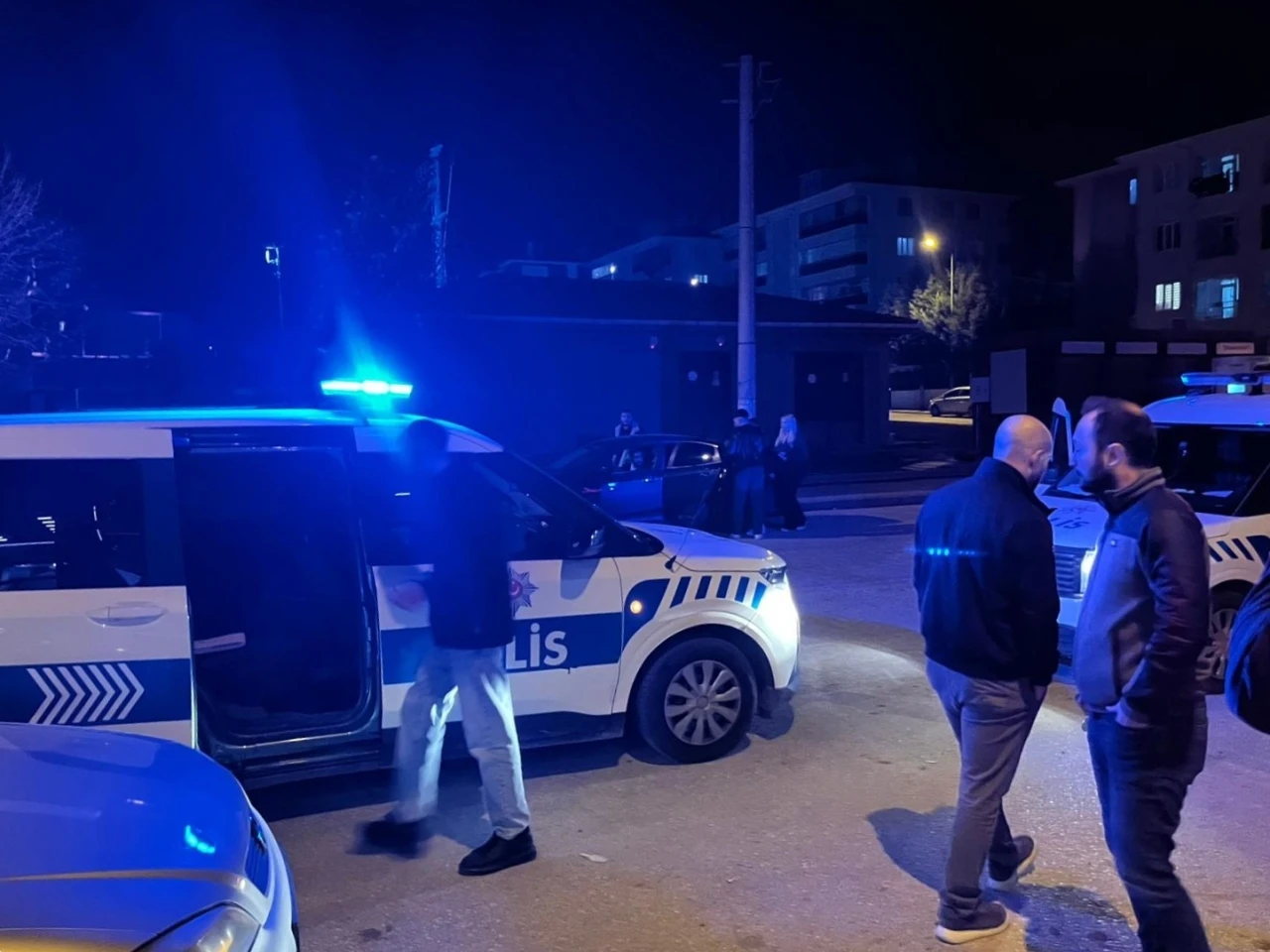 Kız arkadaş kavgasında kurusıkı ile rastgele ateş etti
