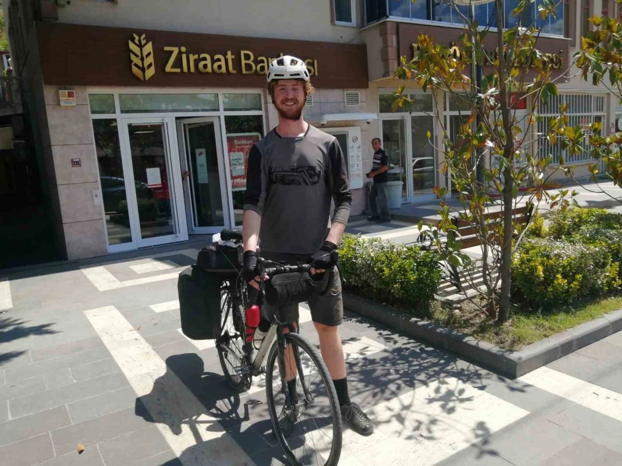 Kız arkadaşından ayrılınca d&uuml;nya turuna &ccedil;ıkan gen&ccedil; gezgin bir yılda 8 bin kilometre pedal &ccedil;evirdi
