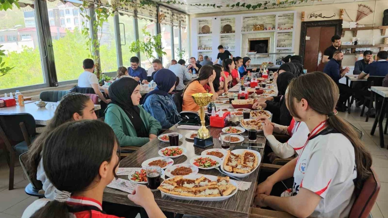 Kız voleybol takımları beldeye 2 kupa kazandırdı
