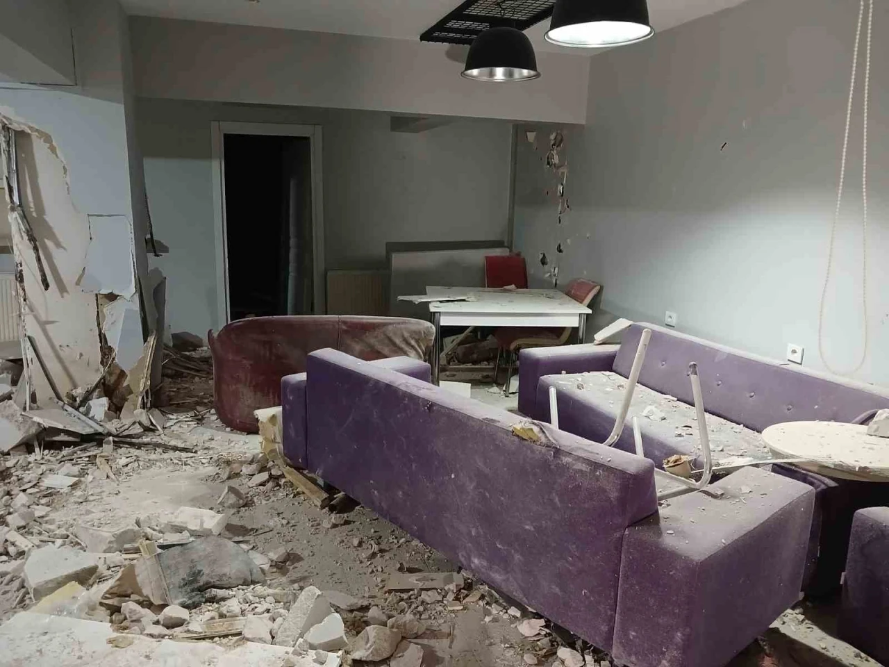 Kız yurdunda korkutan patlama: &Ouml;ğrenciler otele yerleştirildi
