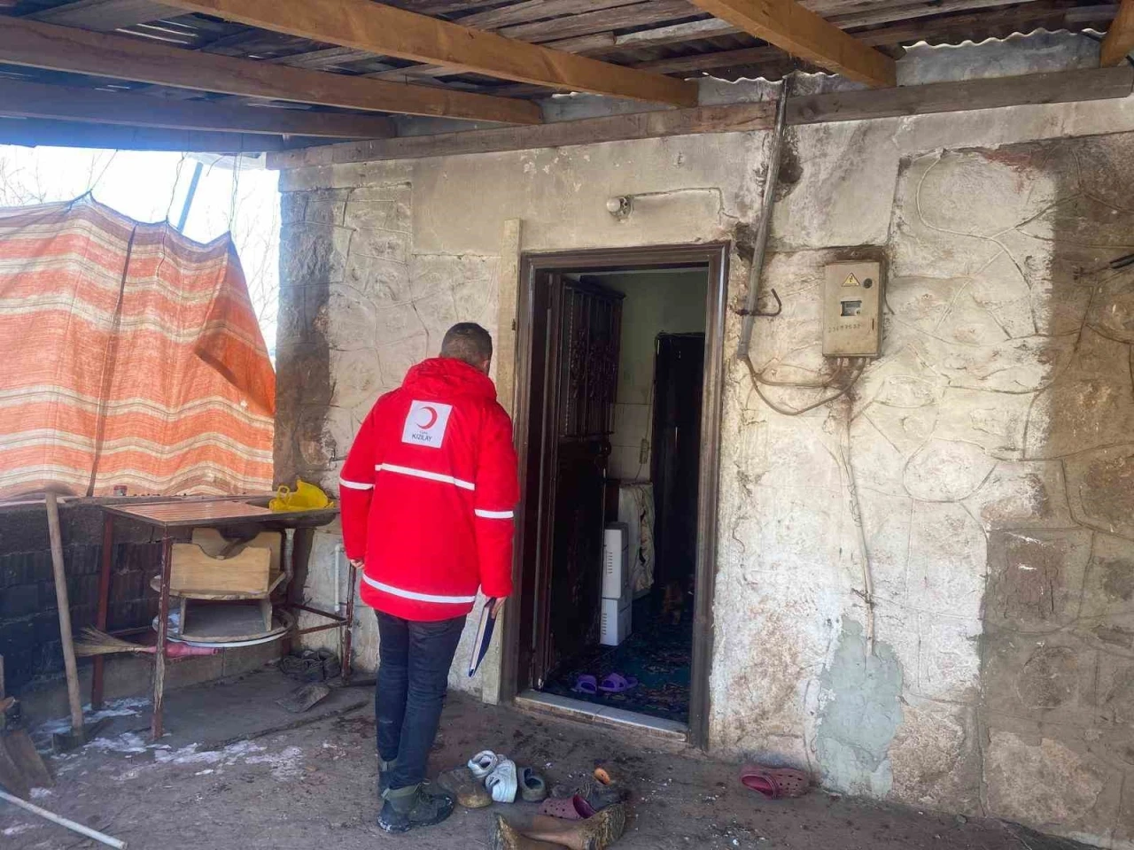 Kızılay, AFAD ve g&ouml;n&uuml;ll&uuml;ler, Tunceli&rsquo;nin zorlu kış şartlarında ihtiya&ccedil; sahiplerine ulaştı
