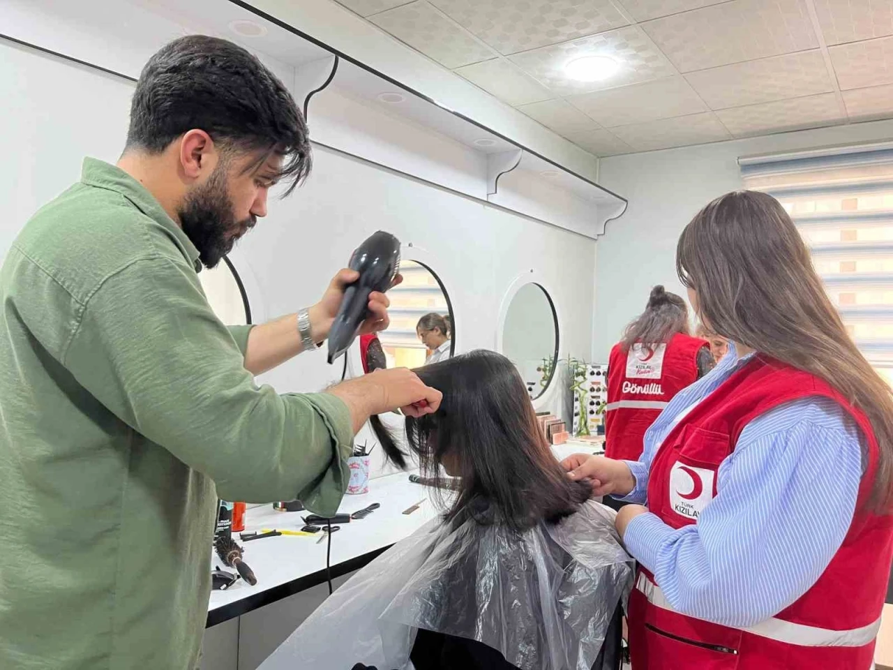 Kızılay’dan bayram öncesi çocuklara ücretsiz saç kesimi ve bakım
